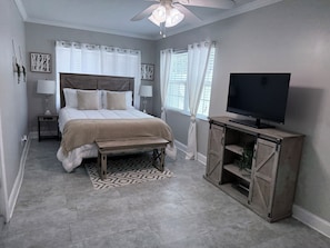 3 bedrooms, desk, iron/ironing board, WiFi - Game Day & Getaway Ready. Walk to Stadium. 3BR with Yard & Grill. Pet Friendly (Tampa)