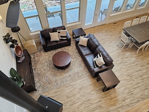 Smart TV, books - New listing! Hanson House- 9 bed 7.5 bath Sleeps 35. 1/2 Acre Grass Yard (Garden City)