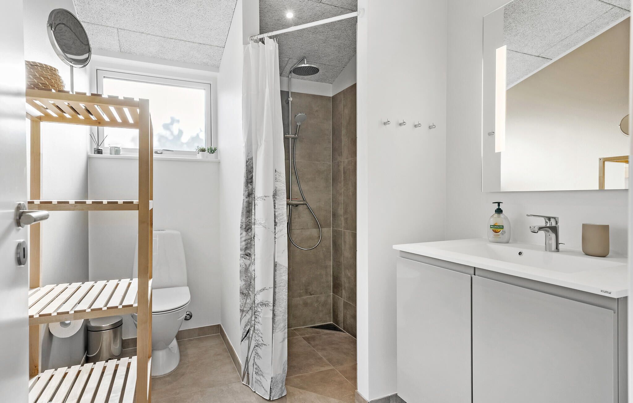 Ein modernes Badezimmer mit Dusche, Toilette und Waschtisch.