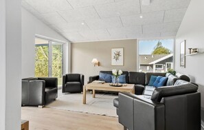 Smart TV - Awesome home in Fårvang with sauna (Fårvang)