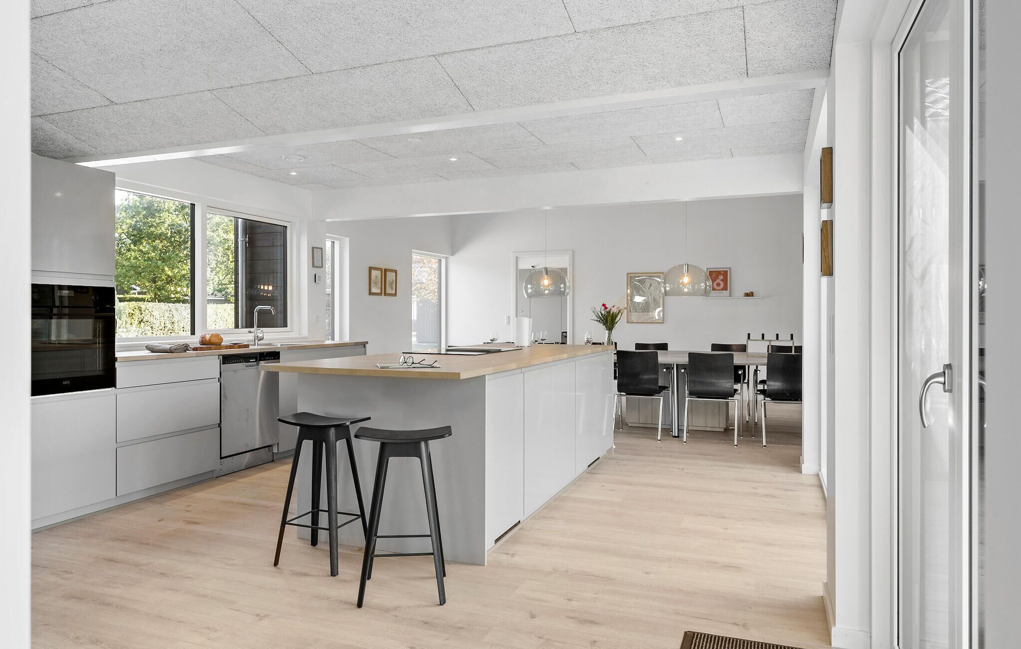 Jääkaappi, astianpesukone, kahvin-/teenkeitin