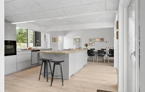 Fridge, dishwasher, coffee/tea maker - Awesome home in Fårvang with sauna (Fårvang)