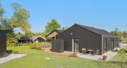 Awesome home in FÄrvang with sauna