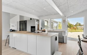 Fridge, dishwasher, coffee/tea maker - Awesome home in Fårvang with sauna (Fårvang)