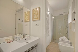 Doccia, asciugacapelli, bidet, asciugamani