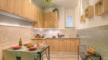 Kühlschrank, Ofen, Herdplatte, Wasserkocher mit Kaffee-/Teezubehör