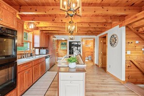 ثلاج�ة، ميكروويف، فرن، موقد طهي مسطح