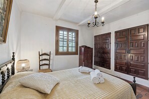 3 habitaciones, tabla de planchar con plancha, wifi y ropa de cama