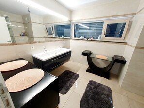 Shower, hair dryer, towels