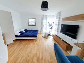 3 bedrooms, desk, iron/ironing board, free WiFi