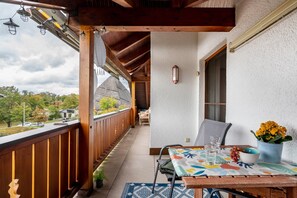 Outdoor dining - Apartment 'Ferienwohnung Breitenberger' with Lake View, Balcony and Wi-Fi (Herrsching am Ammersee)
