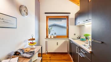 Kühlschrank, Herdplatte, Wasserkocher mit Kaffee-/Teezubehör