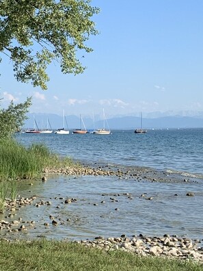 Beach nearby - Apartment 'Ferienwohnung Breitenberger' with Lake View, Balcony and Wi-Fi (Herrsching am Ammersee)