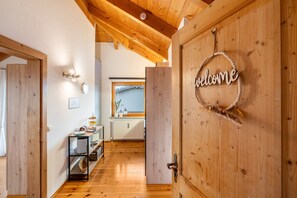 Interior - Apartment 'Ferienwohnung Breitenberger' with Lake View, Balcony and Wi-Fi (Herrsching am Ammersee)