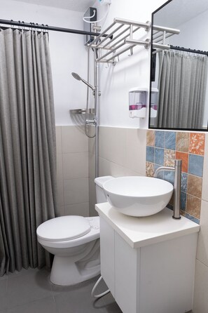 Toallas, jabón y papel higiénico