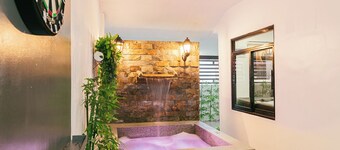 Cozy Bungalow with Jacuzzi 