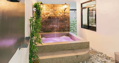 Cozy Bungalow with Jacuzzi