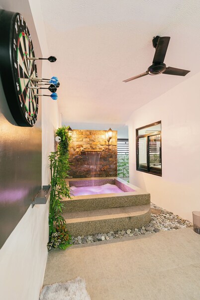 Cozy Bungalow with Jacuzzi 