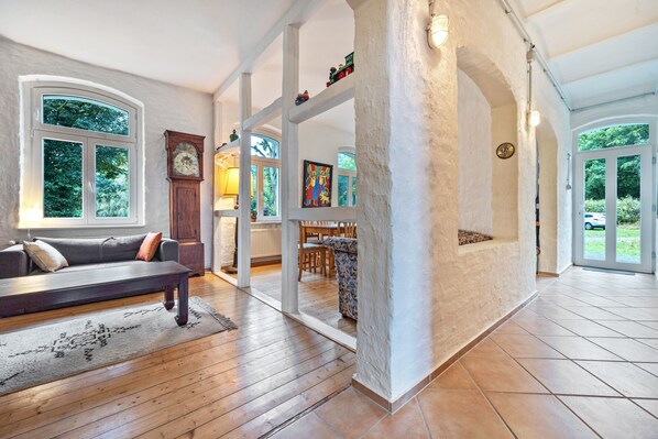 Een televisie en een open haard