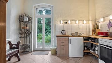 Kühlschrank, Ofen, Herdplatte, Wasserkocher mit Kaffee-/Teezubehör