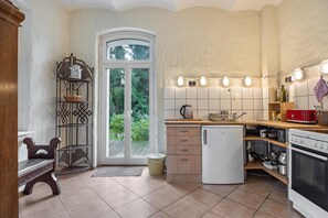 Een koelkast, een oven, een kookplaat, een koffiezetapparaat/waterkoker