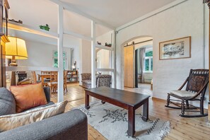 Een televisie en een open haard