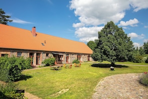 Exterior - Apartment 'Ferienwohnung Hof Luisenau Seeweide' with Private Garden and Wi-Fi (Temmen-Ringenwalde)