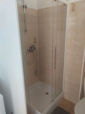 Hair dryer, towels, soap, toilet paper - SPACIOUS, BRIGHT, BRAND-NEW STUDIO OVERLOOKING VINEYARDS AND HILLSIDES. (Guebwiller)