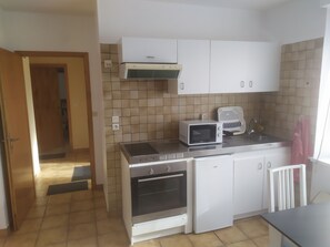 Kühlschrank, Mikrowelle, Ofen, Herdplatte