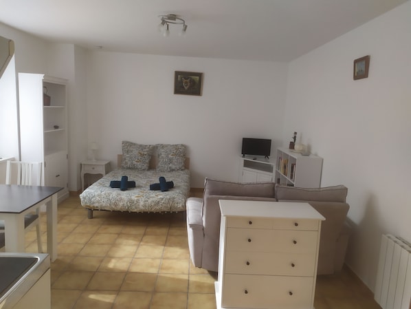 1 bedroom, iron/ironing board, WiFi, bed sheets - SPACIOUS, BRIGHT, BRAND-NEW STUDIO OVERLOOKING VINEYARDS AND HILLSIDES. (Guebwiller)