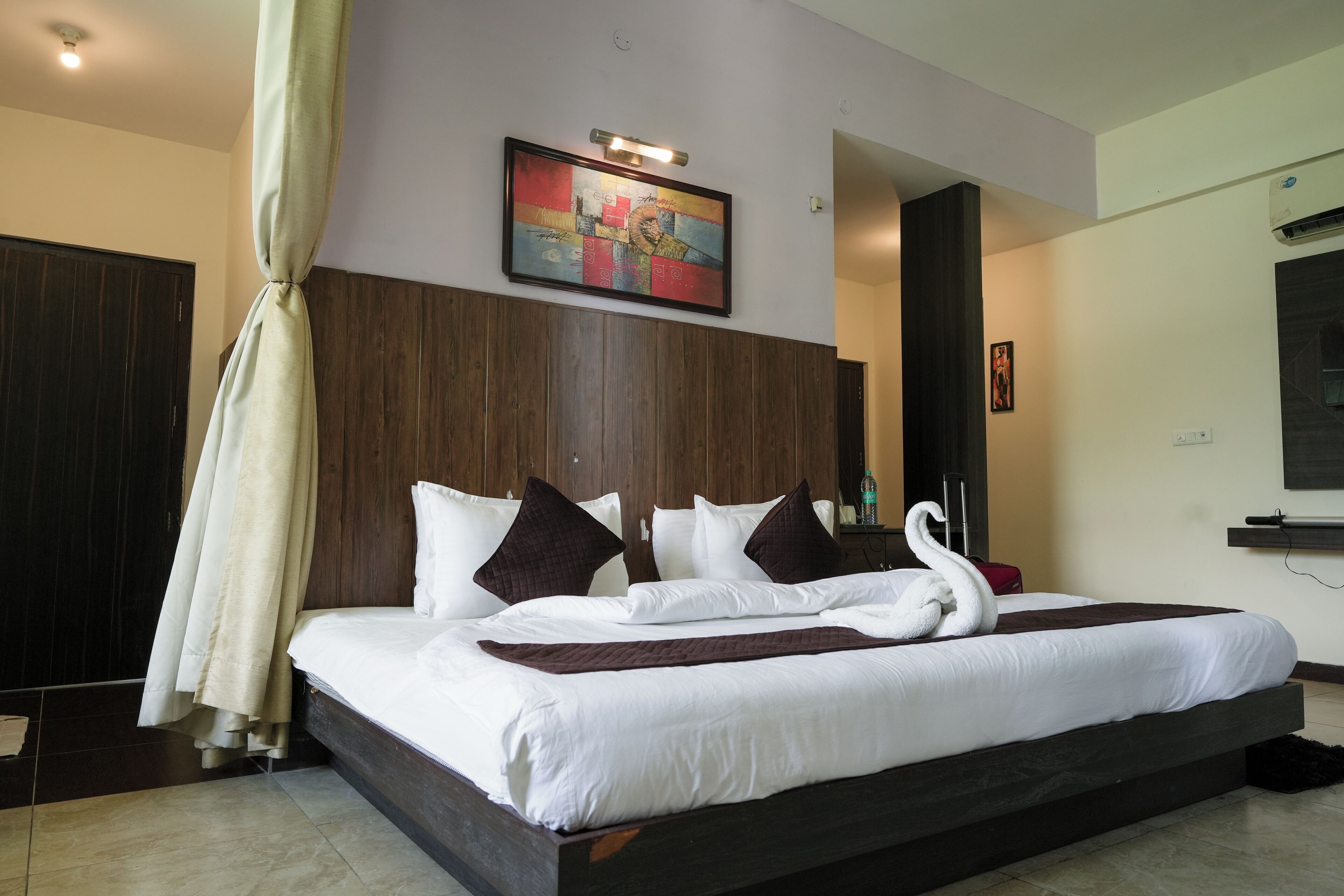 Ropa de cama de alta calidad, muebles diferentes y escritorio 