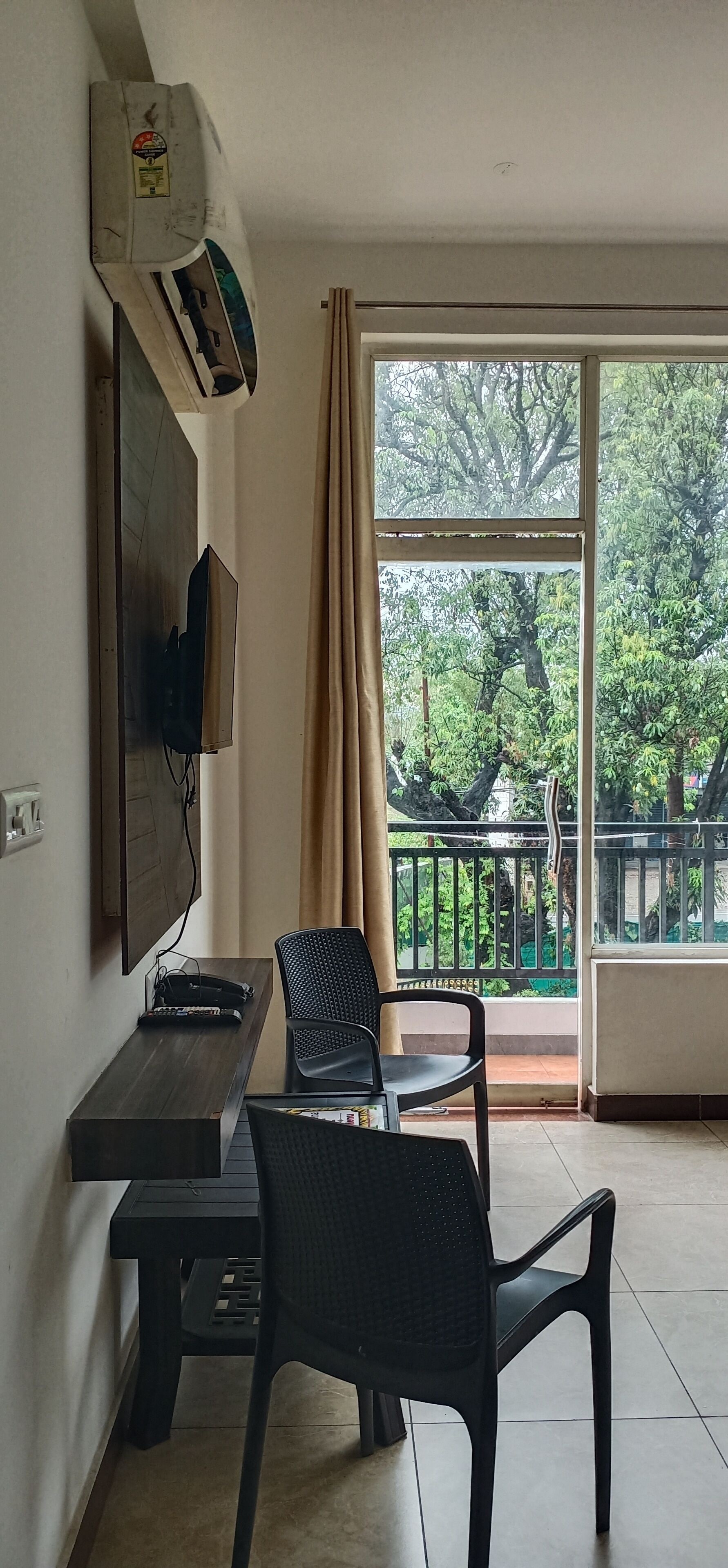 Deluxe Double Room | Living area | 32-inch LCD TV with digital channels