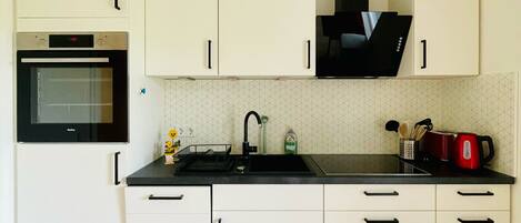 Fridge, oven, stovetop, dishwasher