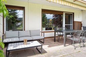 Outdoor dining - Apartment Ferienresidenz Gartentraum Titisee with Mountain View, Private Terrace and Wi-Fi (Titisee-Neustadt)
