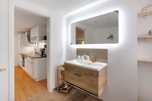 Ferienwohnung 'Grünzweig' mit privater Terrasse am Wasser