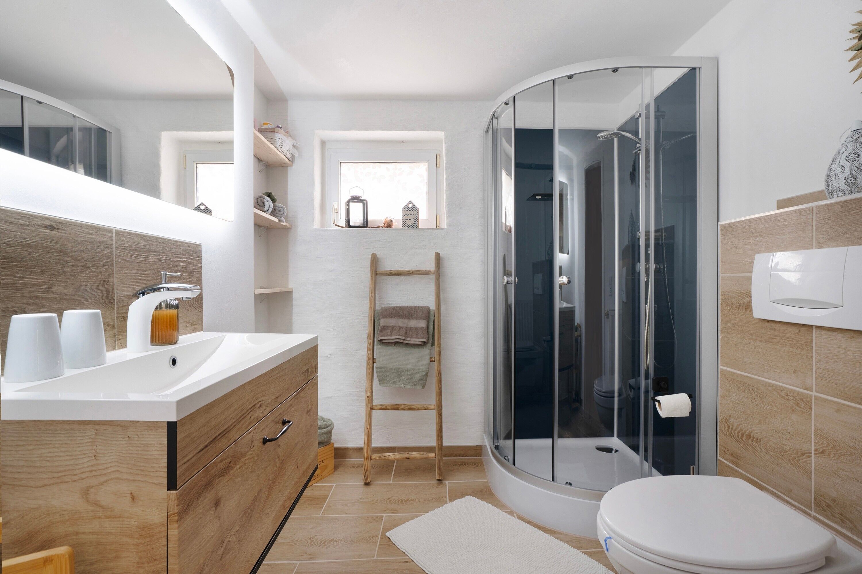 Shower, hair dryer, towels