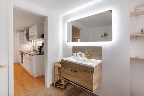 Ferienwohnung 'Grünzweig' mit privater Terrasse am Wasser