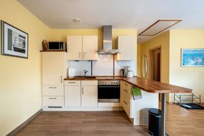 Fridge, microwave, oven, stovetop - Apartment 'Ferienwohnung 'Sonneck'' with Balcony and Wi-Fi (Eckernförde)