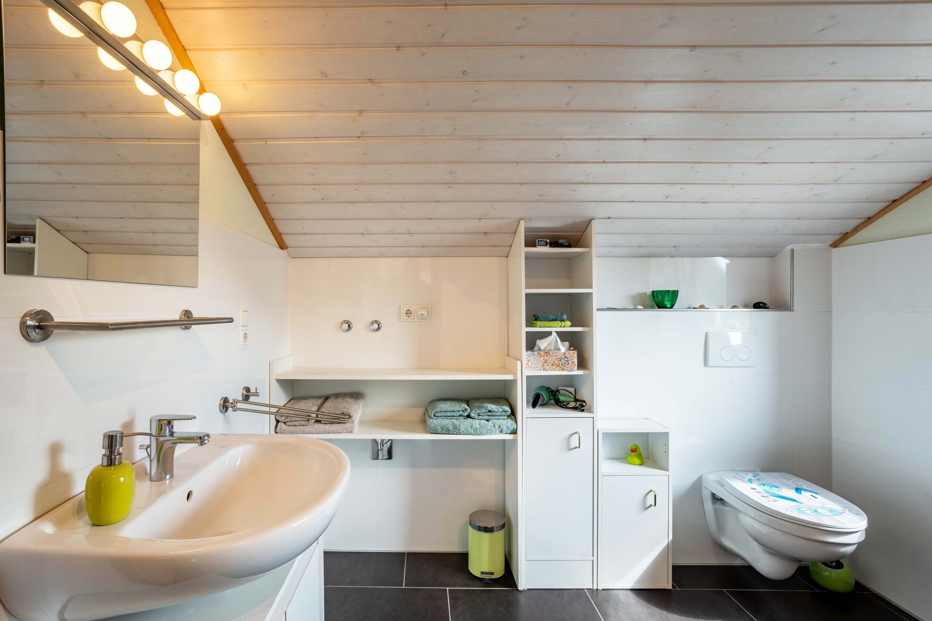 Dusche, kostenlose Toilettenartikel, Haartrockner, Bademäntel
