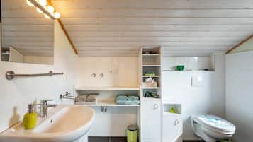 Dusche, kostenlose Toilettenartikel, Haartrockner, Bademäntel