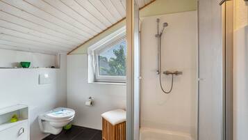 Dusche, kostenlose Toilettenartikel, Haartrockner, Bademäntel