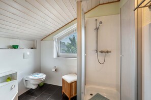 Regadera, amenidades de baño gratuitas, secadora de cabello, batas 