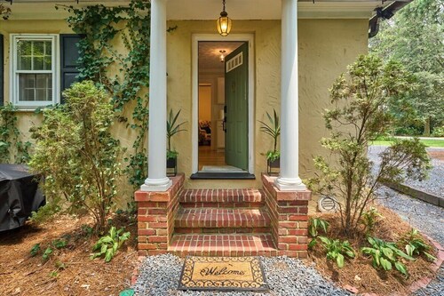 The Cottage at Knollwood Manor