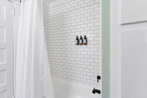 Séchoir à cheveux, serviettes fournies