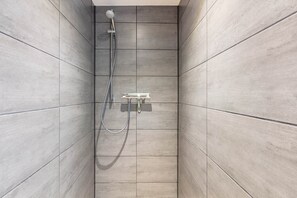 Douche, sèche-cheveux, serviettes fournies