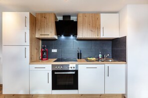 Fridge, oven, stovetop, dishwasher