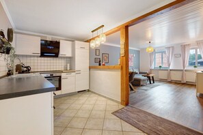 Frigorifero, forno, piano cottura, lavastoviglie