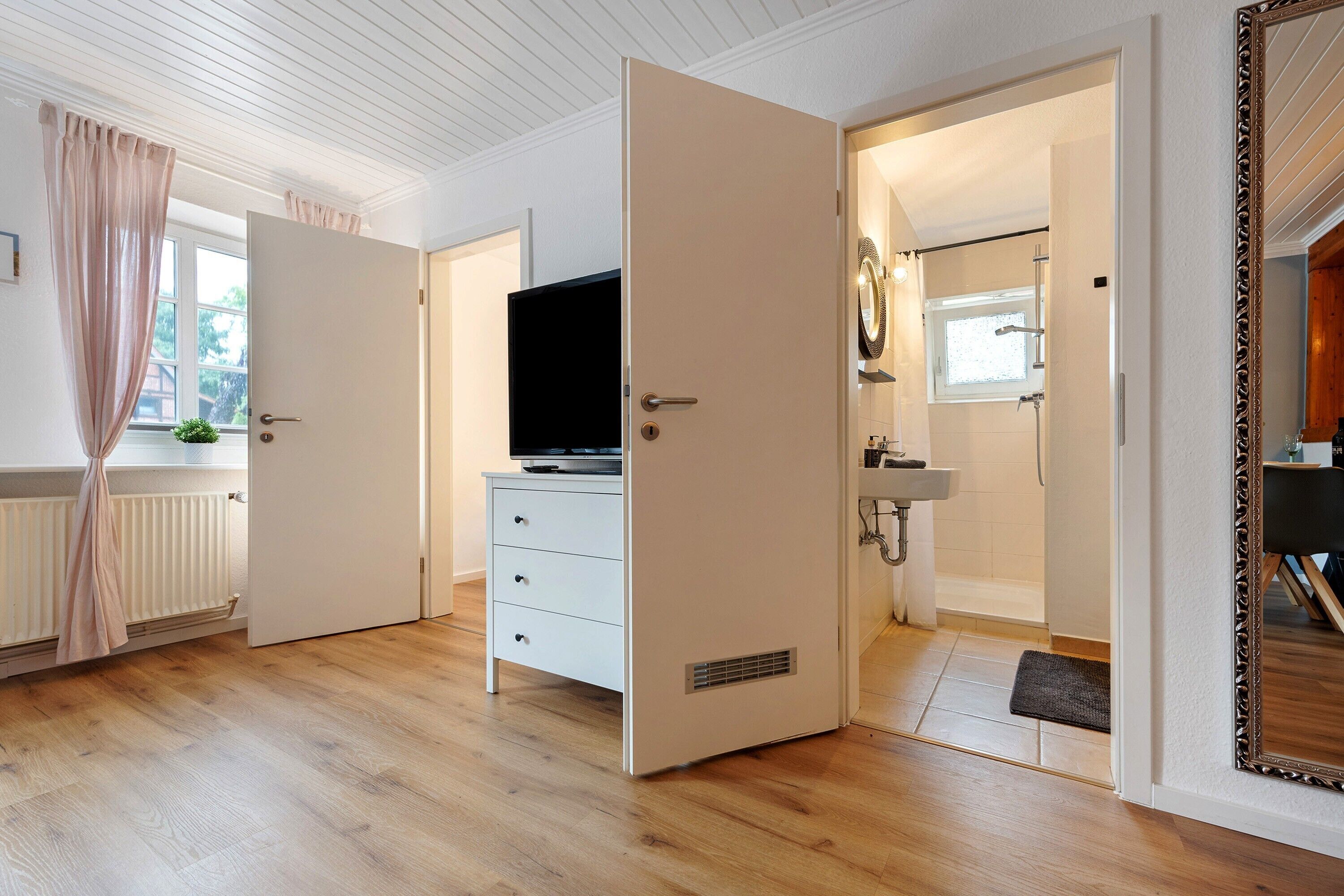 Een douche, gratis toiletartikelen, een haardroger, handdoeken