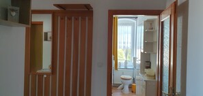 Dusche, Haartrockner, HandtĂŒcher