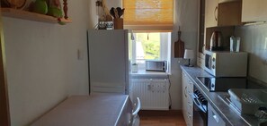 Refrigerador, microondas, horno, placa de cocina